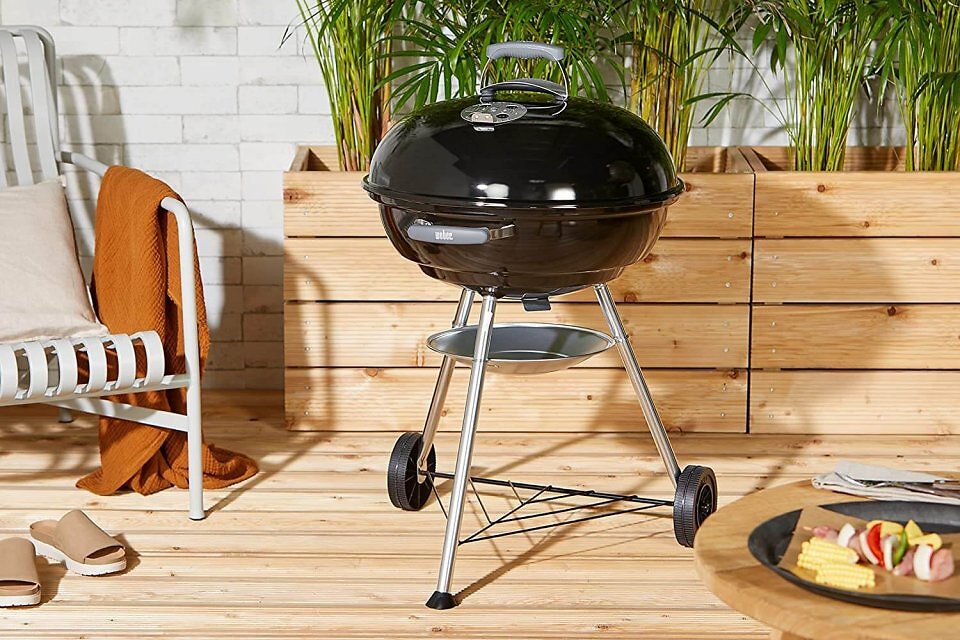 Der Weber Kugelgrill ist ein Klassiker unter den Holzkohle-Grills.