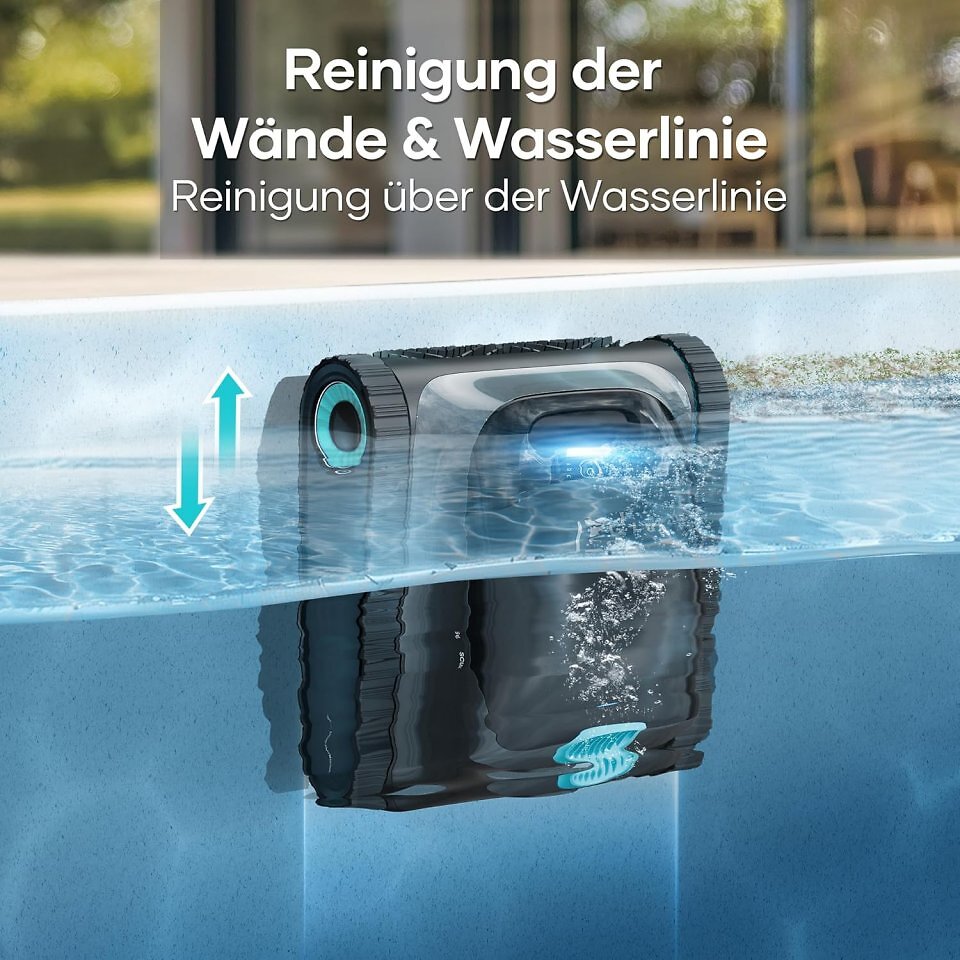 Ein Pool-Roboter im Wasser
