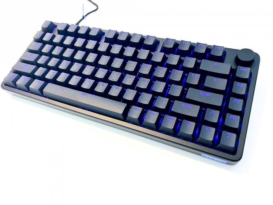 Aluminium-Chassis und dezente RGB-Beleuchtung prägen die Optik der Inzone KBD-H75.