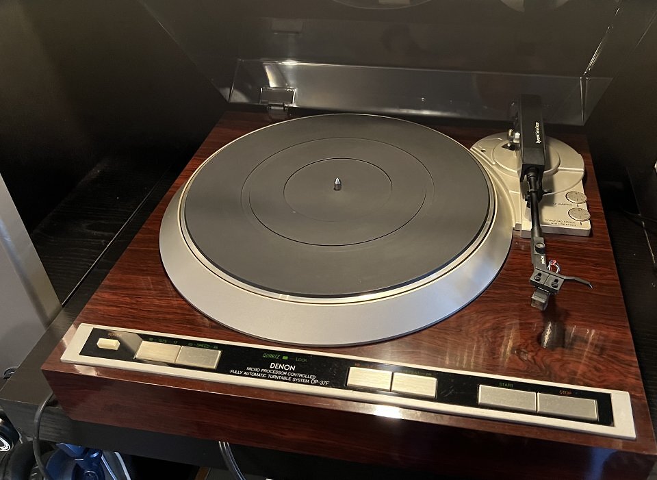 Der von mir wiederbelebte Denon DP-37F ist ein<strong> </strong>vollautomatischer Plattenspieler mit edlem Holzgehäuse.