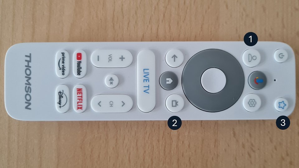 Eine Fernbedienung auf einem Tisch.