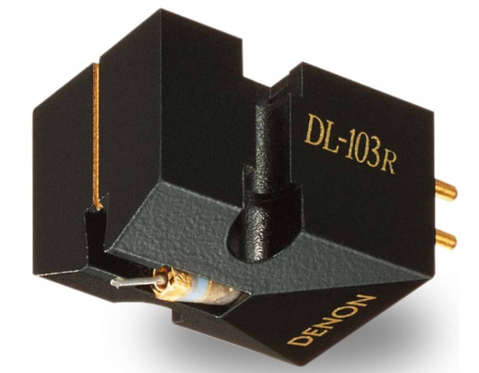 Die obere Grenzfrequenz des Denon DL 103 (Testsieger) liegt bei sehr hohen 45.000 Hz. Damit bietet der MC-Tonabnehmer einen sehr breiten Frequenzbereich und somit ein optimales Klangbild.