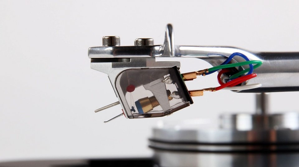 Bei einem MC-Tonabnehmer, wie dem <a href='www.rega.co.uk/products/apheta-3'>Rega Apheta 3</a>, bewegt sich eine kleine, mit der Schallplattennadel verbundene Spule in einem Dauermagnet, der im Inneren des Tonabnehmers fest verbaut ist.