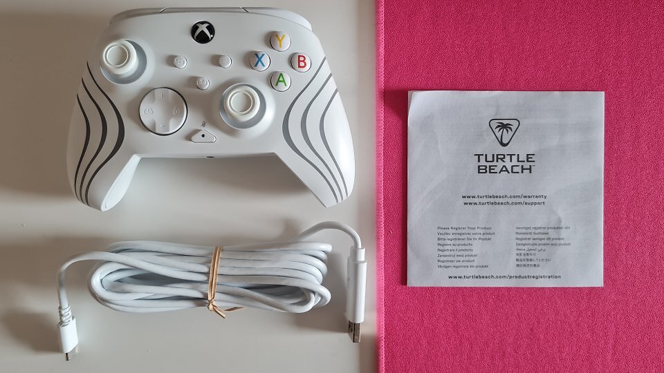 Ein weißer Controller mit Zubehör auf einem Schreibtisch