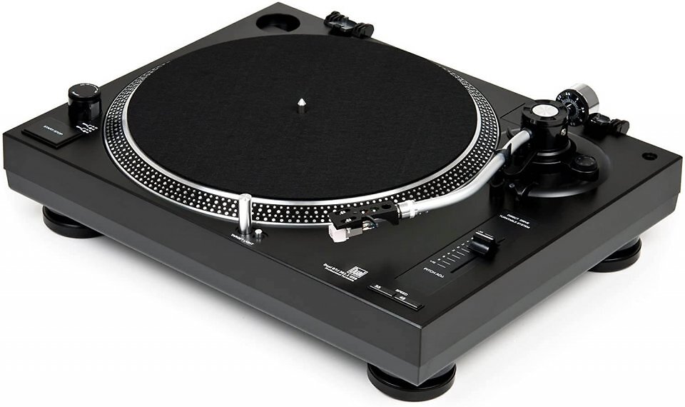 Ein Plattenspieler mit Direktantrieb wie der <a href='www.amazon.de/Dual-301-1-DJ-Plattenspieler-Magnet-Tonabnehmer-System-Nadelbeleuchtung/dp/B0076Z72RQ?__mk_de_DE=%C3%85M%C3%85%C5%BD%C3%95%C3%91&amp;crid=37THPFFAWHR7&amp;dib=eyJ2IjoiMSJ9.RftTkd-IHSn5Zmb2-VqOrond2WisjPgUIu5EOv-VCAF7qWe-gY7UKeKm9tdHh4qHwV9CyzCBIJsHBf-To1K1YQzpsIjC9IBaHhVyNOOxuz__Qiks3H8lsaCMibl8CU06rnn74HqYj-m3jvST0gfmNp_ATMHuitY5QI9DBcPPN0BygtlkgCnIZW46OLclVWKVlb_-xRfHP-hBrn1h3Fkj-i80Sh7aU2n_fBmNT10Jb5g.UFBb9QJ695Yl_muKX232x9A7moLE73iuaGmBmz4KF1A&amp;dib_tag=se&amp;keywords=Ein+Plattenspieler+mit+Direktantrieb+wie+der+Dual+DTJ+301.1+USB+erreicht+seine+Geschwindigkeit+sofort.+Er+ist+besonders+bei+DJs+beliebt%2C+die+mit+dem+USB-Plattenspieler+scratchen+und+per+Pitch-Funktion+die+Geschwindigkeit+des+Motors+und+damit+auch+die+des+Plattentellers+ver%C3%A4ndern+k%C3%B6nnen.&amp;qid=1755261176&amp;sprefix=ein+plattenspieler+mit+direktantrieb+wie+der+dual+dtj+301.1+usb+erreicht+seine+geschwindigkeit+sofort.+er+ist+besonders+bei+djs+beliebt+die+mit+dem+usb-plattenspieler+scratchen+und+per+pitch-funktion+die+geschwindigkeit+des+motors+und+damit+auch+die+des+plattentellers+ver%C3%A4ndern+k%C3%B6nnen.+%2Caps%2C225&amp;sr=8-3&amp;linkCode=ll1&amp;tag=sftmagdiglifu-21&amp;linkId=afff4479d92da06c994f7455c4cdd9bf&amp;language=de_DE&amp;ref_=as_li_ss_tl'>Dual DTJ 301.1 USB</a> erreicht seine Geschwindigkeit nahezu sofort. Er ist besonders bei DJs beliebt, die mit dem USB-Plattenspieler scratchen und per Pitch-Funktion die Geschwindigkeit des Motors und damit auch die des Plattentellers verändern können.