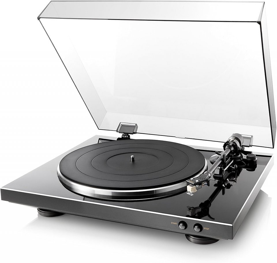 Der <a href='www.amazon.de/Denon-Vollautomatischer-Plattenspieler-Riemenantrieb-Vorverst%C3%A4rker/dp/B000KVRAMK?__mk_de_DE=%C3%85M%C3%85%C5%BD%C3%95%C3%91&amp;crid=34NRN9YI496V6&amp;dib=eyJ2IjoiMSJ9.JGWLl6Y0SsuyUdTgFbu7Pvm4qQEZpIPakZfxwgd07eKiWfTDdY1bNK6ZAcbH7aV8vU4wS0QnopkKWX9FNDN4Mdm-7n8YZL2vj3PAWSeS-PoOx7BZ5J3CDEGud5pr9WUs82SK9RpgJxkt7Bh4MTTNKGScQKkKDqQdow2_pJGqC58oMCelGqWgbtcVwur1mbLO9yZJ2-pW-Bgaa9BjMQDAniPgtM-LfW4VsTQ9t867h0Vn3o8b3MVff1Prg8dnxKMtiAg0q37t7G8oRKXVRHd2BTPYozebTSkRsgXHJnO63aM.sNR6h3u9yd0AOs06Af7hjmJ5Gl1Fy3GrHoC13YsVyXg&amp;dib_tag=se&amp;keywords=Vollautomatischer%2BPlattenspieler%2BUSB&amp;qid=1755258623&amp;s=ce-de&amp;sprefix=vollautomatischer%2Bplattenspieler%2Busb%2Celectronics%2C166&amp;sr=1-20&amp;th=1&amp;linkCode=ll1&amp;tag=sftmagdiglifu-21&amp;linkId=0dab3402b53a624149970b512afa763f&amp;language=de_DE&amp;ref_=as_li_ss_tl'>Denon DP-300 F</a> ist ein Plattenspieler mit Riemenantrieb. Der eignet sich bestens für den privaten Musikgenuss und das Digitalisieren der eigenen Plattensammlung.