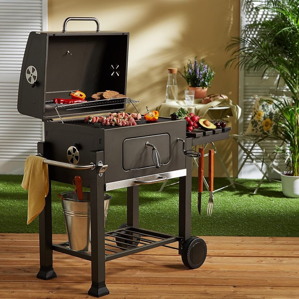 Ein Grill, auf dem lecker aussehendes Grillgut liegt