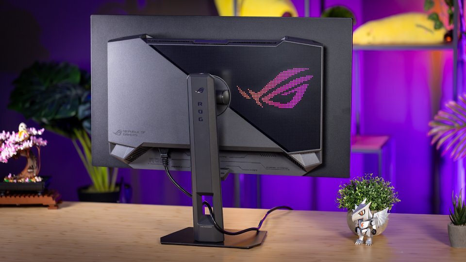 Der ROG Strix XG27AQDPG wirkt designtechnisch etwas weniger hochwertig als die 'high-endigen' PG-Modelle. Dafür wirkt der Monitor allerdings auch etwas weniger filigran und im Angesicht aufreibender Gaming-Sessions vielleicht auch etwas widerstandsfähiger, falls die Handhabe des Nutzers gelegentlich etwas ins Rustikale zu tendieren droht.
