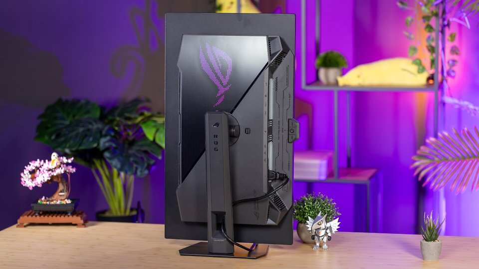 Bei den Anschlüssen und eher weniger 'Gaming'-spezifischen Eigenschaften - etwa PiP- oder PbP-Funktionen oder zusätzlichen USB-Anschlüssen mit DP-Alt-Mode - steht der XG27AQDPG ein wenig zurück. Dafür gibt es ein nettes Kabeltäschchen samt aller nötigen Strippen, einen VESA-Adapter sowie Gaming- und KI-Features satt.