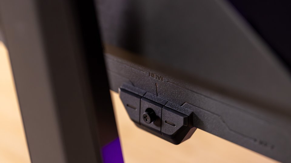 Die Bedienung mit der an der Rückseite untergebrachten Monitor-Kontrolle gelingt dank sauber bedienbarem Joystick und mechanischen Schaltern gut. Auf Wunsch können Sie aber auch die Software Asus DisplayWidget Center nutzen und die Monitorfunktionen über diese bequem mit der Maus bedienen.
