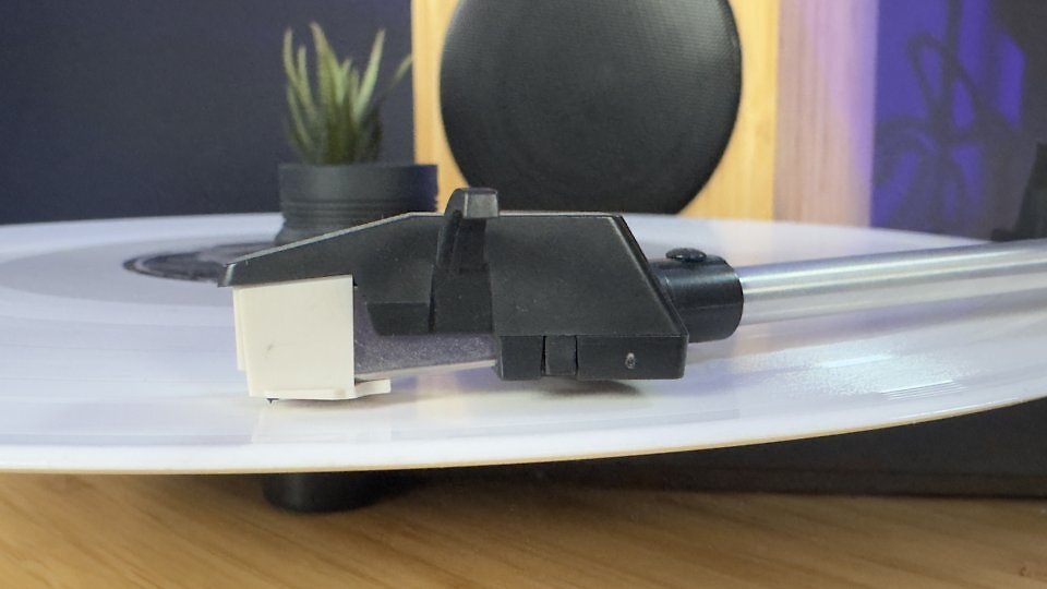 Die Bedienung des Audio-Technik AT-SB727 ist simpel im doppelten Sinn. Es gibt keine Start-Stopp-Automatik und keinen Tonarmlift. Sie legen den Tonarm mit dem Tonabnehmer einfach auf die Schallplatte.