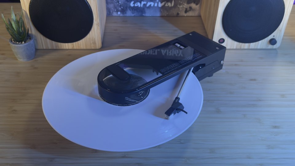 Per Bluetooth nimmt der Audio-Technica AT-SB727 Kontakt mit digitalen Geräten auf. Für die Integration in die analoge Audiokette verfügt der Sound Burger über einen internen Phono-Vorverstärker (36 dB nominal, RIAA-Entzerrung).
