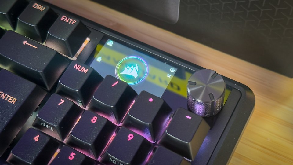 Mini-Display und Multifunktionsdrehregler aus Metall machen nicht nur optisch viel her. In Kombination sind beide Elemente auch ein sehr nützliches Extra, das so nur bei wenigen Konkurrenten zu finden ist.