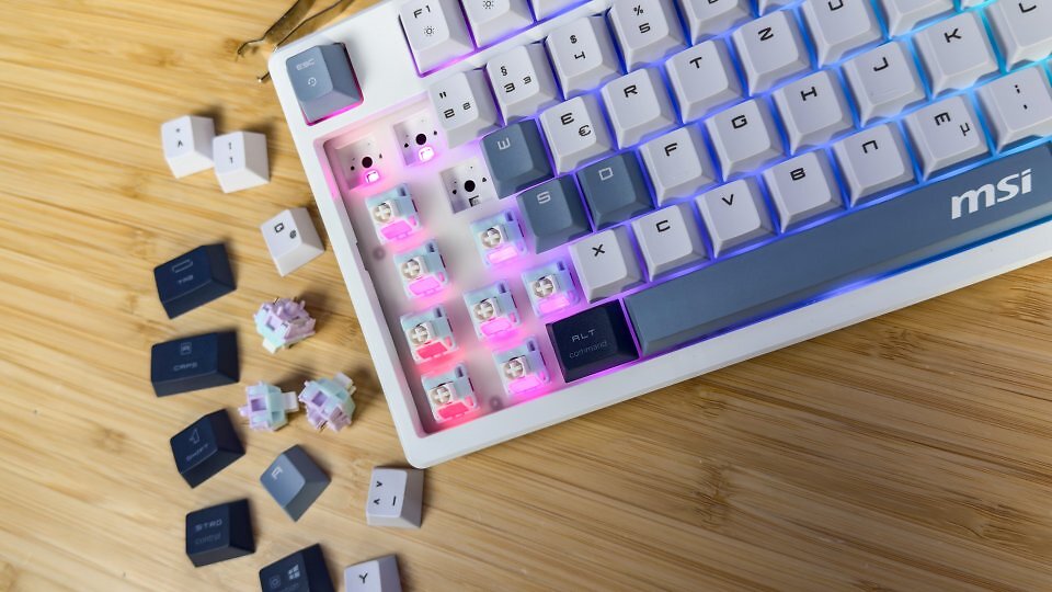 Sieben der 15 günstigen Gaming-Tastaturen unter 100 Euro sind mit mechanischen und nicht mit Gummidom-Tastenschaltern bestückt. Verfügt die Tastatur wie die MSI Forge GK600 TKL Wireless über eine Hot-Swap-Platine, können die Taster sogar getauscht werden.