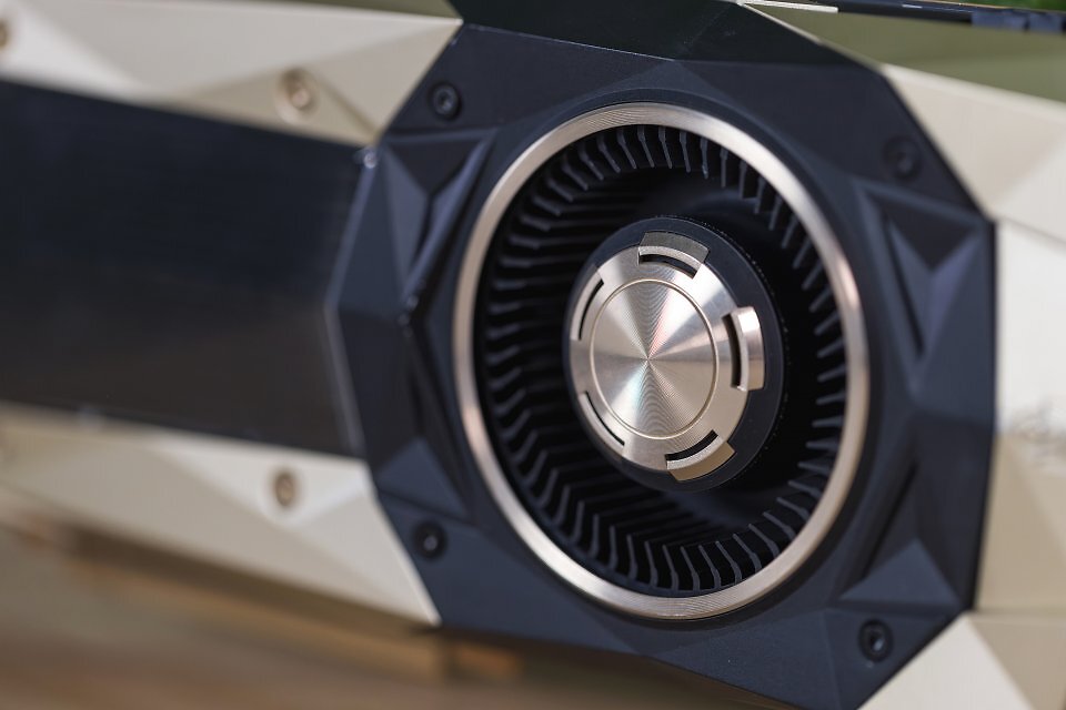 <strong>Nvidia Titan V im Nachtest: </strong>Ein Radiallüfter - bis Turing Standard bei Nvidia-Grafikkarten.
