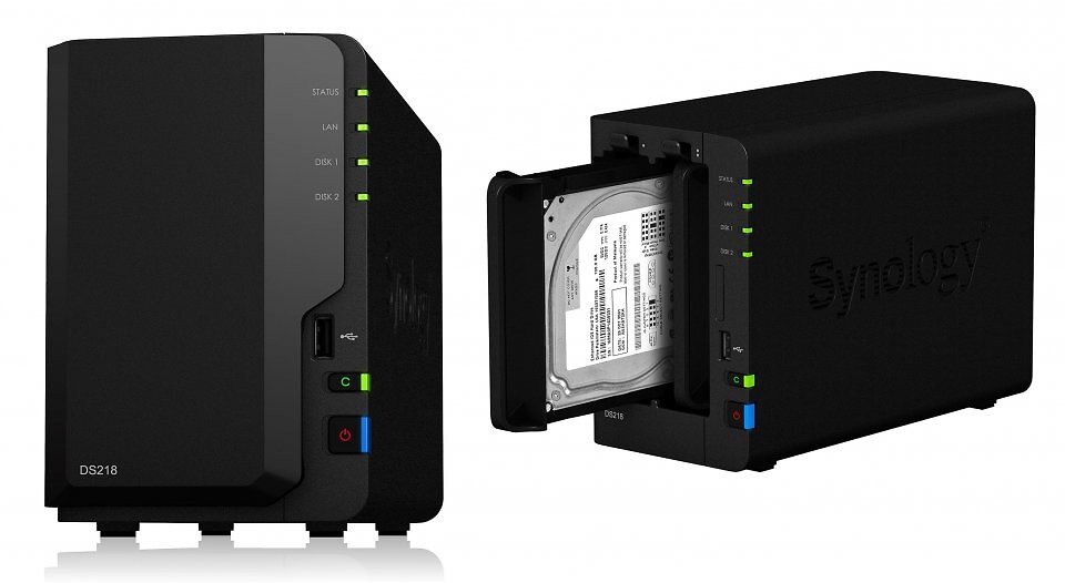 NAS-Systeme mit Einschüben für zwei 3,5-Zoll-Festplatten gibt es schon ab 270 Euro (<a href='www.amazon.de/TERRAMASTER-F2-425-2-Bay-NAS-Speicher-Speicher-Multimedia-Server/dp/B0FH2HTHQD?__mk_de_DE=%C3%85M%C3%85%C5%BD%C3%95%C3%91&amp;crid=8E4AL3II3NH5&amp;dib=eyJ2IjoiMSJ9.ct9hbOzjbgDufO2Axb4eUVeIxra1W5sO4tI_fuNcZi_wuOVQGzq-KGyM6QuFb4dSVzmJzsQ8kMeU4KoxHN4sAM_JUCIOAar_vCoYpqZ0xpJrPtCTBteCueALMPA_l7XmoBniz5Y_5rV7_lgB9WTn6TaXmPPDPB1nVLwt3Cs1pNHuI1wnHBBucxDqoQcx-xT-nbSdcszjgHvEs4E9pXyU0oi134T_-NTxsUk1zDFjhmA.2xc6GcOYLxIYqmCBLK1WKbFL0-17ZhrrFjujtJcOTEM&amp;dib_tag=se&amp;keywords=Terramaster%2BF2&amp;qid=1758533175&amp;sprefix=terramaster%2Bf2%2Caps%2C71&amp;sr=8-3&amp;th=1&amp;linkCode=ll1&amp;tag=sftmagdiglifu-21&amp;linkId=9d40a296eae37dfa8af0bee92ed0a656&amp;language=de_DE&amp;ref_=as_li_ss_tl'>Terramaster F2-425</a>). Für das empfehlenswerte und mit zwei Seagate Ironwolf mit 4 TB Kapazität bestückte <a href='www.amazon.de/Synology-DS218-2-Bay-Desktop-NAS-Geh%C3%A4use/dp/B078JCKD98?__mk_de_DE=%C3%85M%C3%85%C5%BD%C3%95%C3%91&amp;crid=H8KL2Y1SSZ9R&amp;dib=eyJ2IjoiMSJ9.DUX_vHLumSOKdgeLoOntOgISaxEHKDfFTKjXsOCqeizfm--PbYvpNZnwyNw_tLbnt7NToH-6la-YPjEWePk-aUUDt0CubooaIljngV9K3K83eYxMXBZlmFDrvk7EFDbZDF3hqdEdk0ct-MHJk6o7jFz8xi1PfCBA74S8h9m7IY4kvVa0vqJ1Sdq4jhaWeLxeG_SlD6IyA9Mq0uqXG2D0TcIOfaAsCEiU3jJhG3fJXKilj8Y_j8Vzh5KATFOkmCnXjuYXxQ67zVc3tavpmyqZAWe8MsWhnmFahHA9-azQNgY.dw_AorWOjiI96aHS6mWN0dJBxXF4AkHR5ObLHV7Fvv8&amp;dib_tag=se&amp;keywords=Synology%2BDS218%2B2%2BBay%2BDesktop%2BNAS%2BGeh%C3%A4use&amp;qid=1722941692&amp;s=computers&amp;sprefix=synology%2Bds218%2B2%2Bbay%2Bdesktop%2Bnas%2Bgeh%C3%A4use%2Ccomputers%2C183&amp;sr=1-3&amp;th=1&amp;linkCode=ll1&amp;tag=sftmagdiglifu-21&amp;linkId=6345aed4930555a8350cbab9fa4290fb&amp;language=de_DE&amp;ref_=as_li_ss_tl'>Synology DS218 </a><a href='www.amazon.de/dp/B07G3D8FPP?smid=A2DAVFDV9G3PAR&amp;linkCode=ll1&amp;tag=sftmagdiglifu-21&amp;linkId=560ecca1872f237fbc2b23327ef5d5c5&amp;language=de_DE&amp;ref_=as_li_ss_tl'>4TB </a><a href='www.amazon.de/Synology-DS218-2-Bay-Desktop-NAS-Geh%C3%A4use/dp/B078JCKD98?__mk_de_DE=%C3%85M%C3%85%C5%BD%C3%95%C3%91&amp;crid=H8KL2Y1SSZ9R&amp;dib=eyJ2IjoiMSJ9.DUX_vHLumSOKdgeLoOntOgISaxEHKDfFTKjXsOCqeizfm--PbYvpNZnwyNw_tLbnt7NToH-6la-YPjEWePk-aUUDt0CubooaIljngV9K3K83eYxMXBZlmFDrvk7EFDbZDF3hqdEdk0ct-MHJk6o7jFz8xi1PfCBA74S8h9m7IY4kvVa0vqJ1Sdq4jhaWeLxeG_SlD6IyA9Mq0uqXG2D0TcIOfaAsCEiU3jJhG3fJXKilj8Y_j8Vzh5KATFOkmCnXjuYXxQ67zVc3tavpmyqZAWe8MsWhnmFahHA9-azQNgY.dw_AorWOjiI96aHS6mWN0dJBxXF4AkHR5ObLHV7Fvv8&amp;dib_tag=se&amp;keywords=Synology%2BDS218%2B2%2BBay%2BDesktop%2BNAS%2BGeh%C3%A4use&amp;qid=1722941692&amp;s=computers&amp;sprefix=synology%2Bds218%2B2%2Bbay%2Bdesktop%2Bnas%2Bgeh%C3%A4use%2Ccomputers%2C183&amp;sr=1-3&amp;th=1&amp;linkCode=ll1&amp;tag=sftmagdiglifu-21&amp;linkId=6345aed4930555a8350cbab9fa4290fb&amp;language=de_DE&amp;ref_=as_li_ss_tl'>2 Bay </a>im Bild müssen Sie allerdings 500 Euro zahlen.