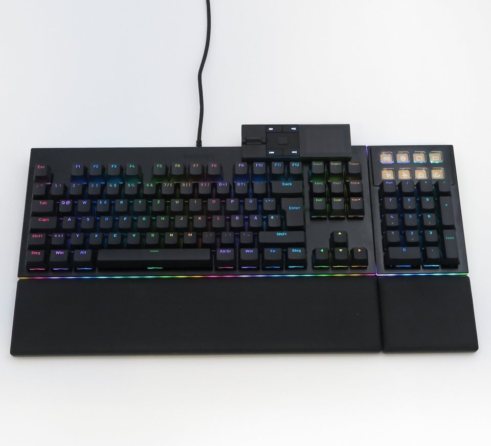 Die besonders modulare Be Quiet Dark Mount ist mit einer separaten, magnetisch andockenden Handballenablage für das Haupttastenfeld und den Nummernblock ausgestattet.