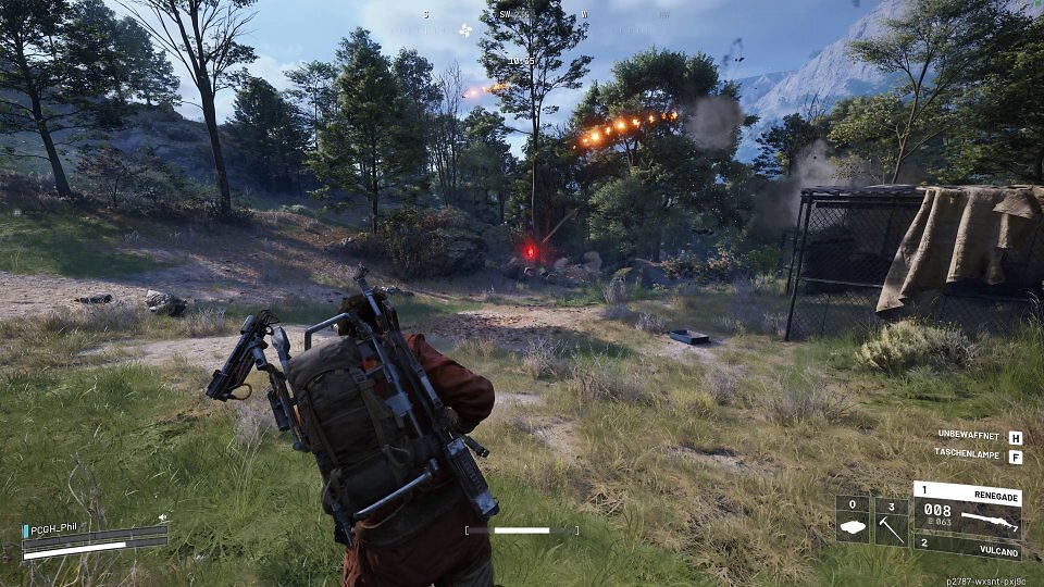 Die Explosionen und kräftiger, sehr gut lokalisierbarer Lärm weisen darauf hin: Hier treibt eine Gruppe anderer Spieler mit schweren Waffen ihr Unwesen.