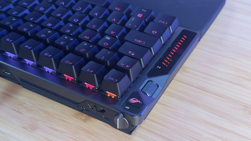 Rapid-Trigger (RT) ist eines der wichtigsten Features des Hall-Effekt-Switches. Bei der Asus ROG Falcata wird die Möglichkeit, eine Taste sehr schnell hintereinander auszulösen, per Schalter aktiviert.