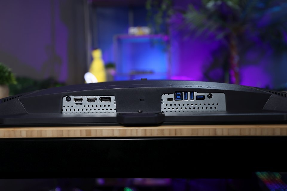 Bei den Anschlüssen bietet der Asus ROG Strix OLED XG32UCWMG recht umfangreiche Optionen. Weder HDMI 2.1 noch DP 1.4 bieten jedoch ausreichend Bandbreite für ein unkomprimiertes Bild bei voller Darstellungsqualität. DSC ist für beide Anschlüsse Pflicht. Eine DP2.1-Verbindung hätte dem Monitor gut gestanden.