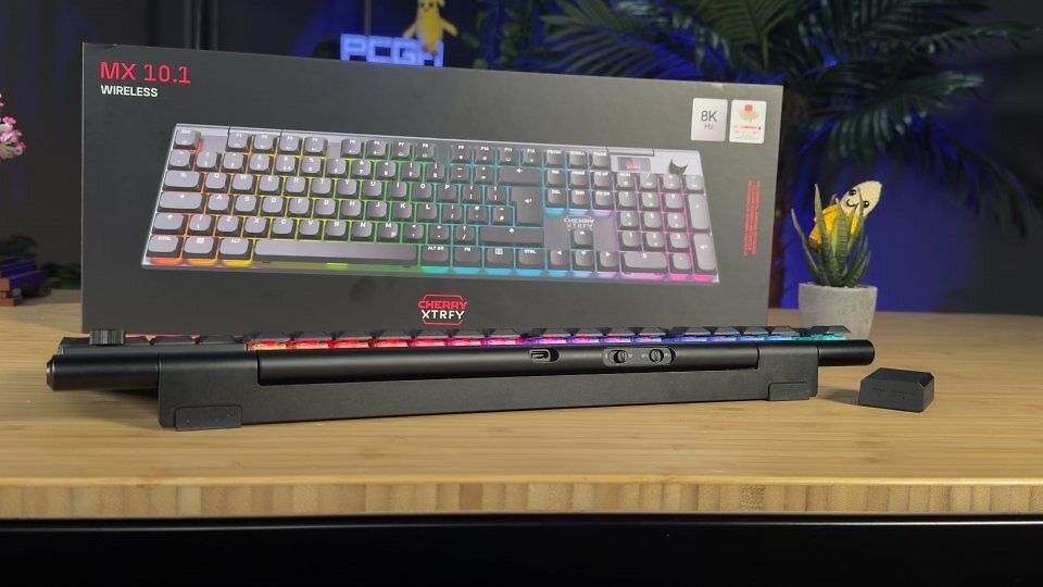 Per Schalter wechseln Sie die Verbindungsarten 2,4 GHz, Bluetooth und Kabel. Nach dem Umschalten auf Mac funktioniert die flache Gaming-Tastatur auch am Apple Mac/MacBook. Ebenfalls besonders: die als ausklappbarer Bügel realisierte Höhenverstellung.