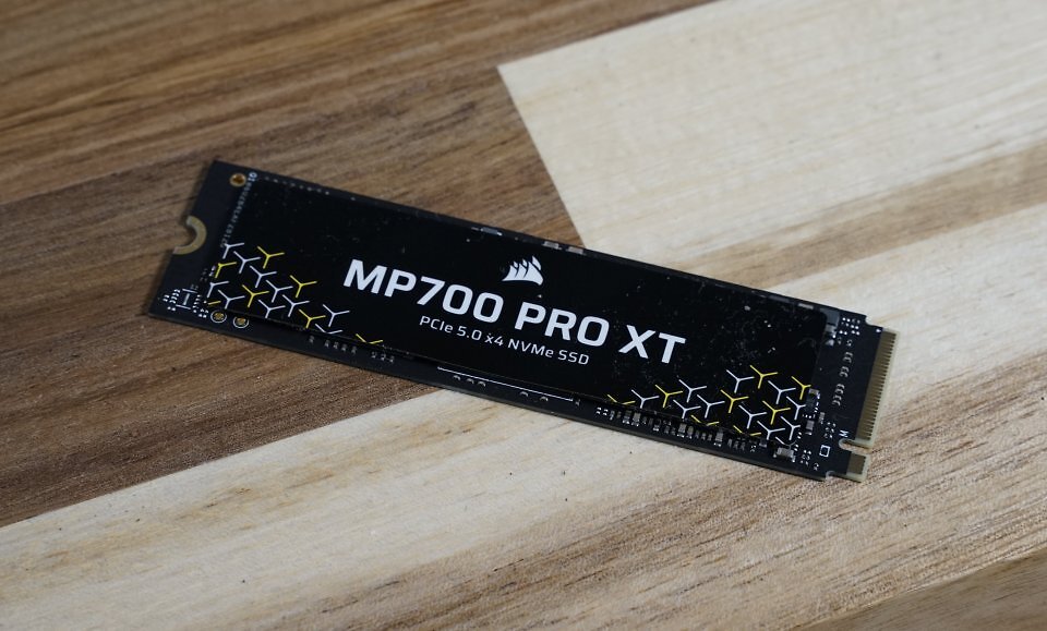Die Corsair MP700 Pro XT wird ohne Heatsink ausgeliefert. Im Test kommt daher der Mainboard-Kühlkörper zum Einsatz.