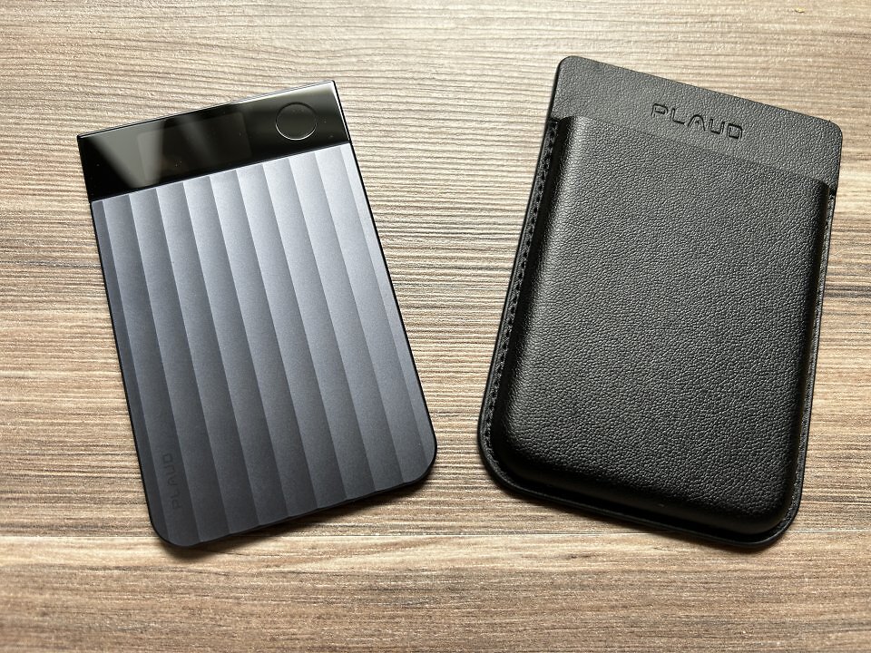 Mit dem Etui kann man das Plaud Note Pro ans Smartphone heften und das Gespräch aufnehmen.