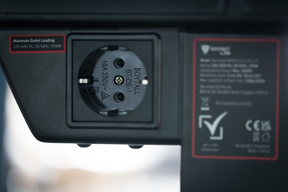 Das innovative, patentierte System, bei dem die Stromversorgung für die Motoren und separate Geräte in das Tischbein integriert wird, kommt auch beim Secretlab Magnus Evo XL wieder zum Einsatz.