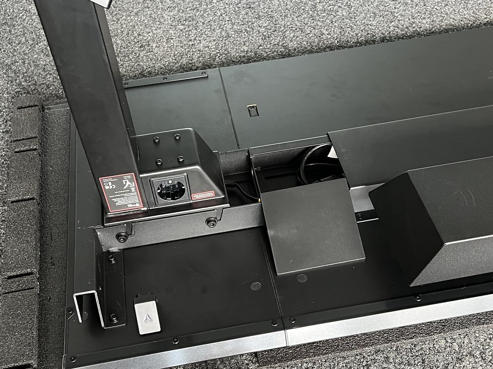 Die beiden Elektromotoren fahren die Tischplatte mit einer Hubgeschwindigkeit von 30 mm/s in 16,3 Sekunden von der minimalen zur maximalen Höhe.