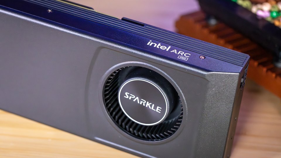 Sparkle Arc Pro B60 Blower 24GB: Einen Radiallüfter sieht man heutzutage selten. Vorteil: Abwärme wird aus dem Gehäuse gepresst. Nachteil: Das ist meistens ein lautes Unterfangen - so auch hier.