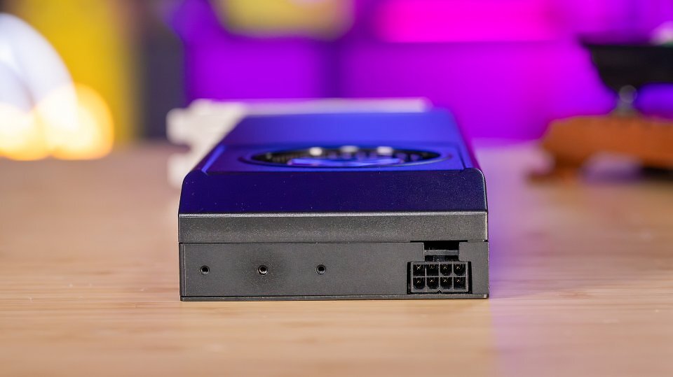 Sparkle Arc Pro B60 Blower 24GB: Die einzelne 8-Pol-Buchse wird nach hinten ausgeführt.