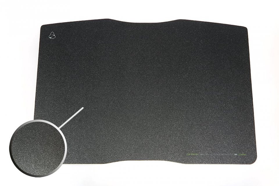 Mionix Propus 380: Mauspad aus Hartplastik mit einer Mikrostrukturoberfläche und Unterseite aus Gummi.