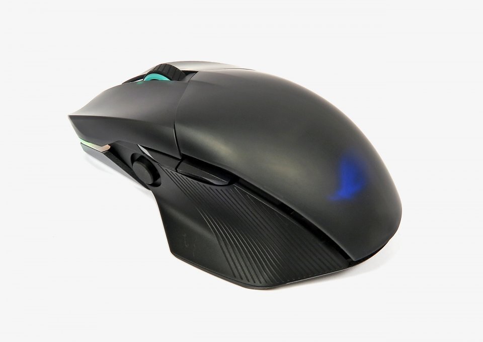 Ein Großteil der Gaming-Mäuse verfügt lediglich über zwei, teils auch drei oder vier Daumentasten. Asus jedoch bestückt die ROG Chakram X Origin zusätzlich zu den zwei Daumentasten noch mit einem optionalen Mini-Joystick.