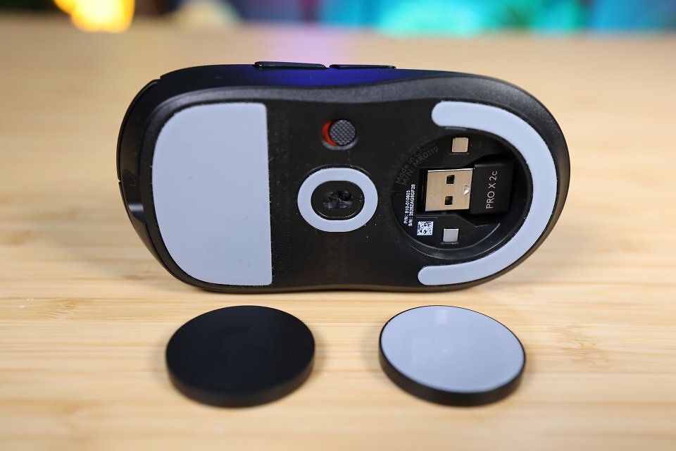 Ein Extra, das die Gleitfähigkeit der Logitech Pro X Superlight 2c noch verbessert, ist die alternative Abdeckung des Fachs für den 2,4-GHz-Nano-Receiver mit PTFE-Schicht.