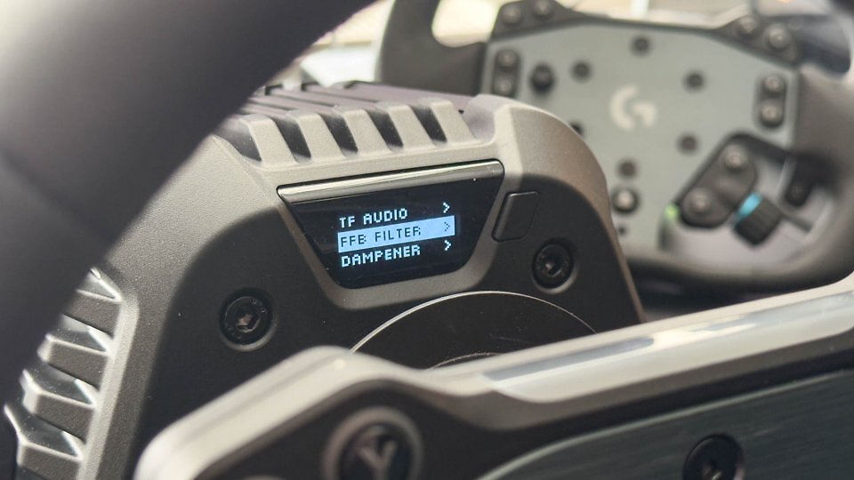 Mit dem Bildschirm und einem der Drehreglern des RS Wheel Hub stellen Sie die Parameter für einen bestimmtem Sim-Racing-Titel direkt in der Base ohne Software ein.