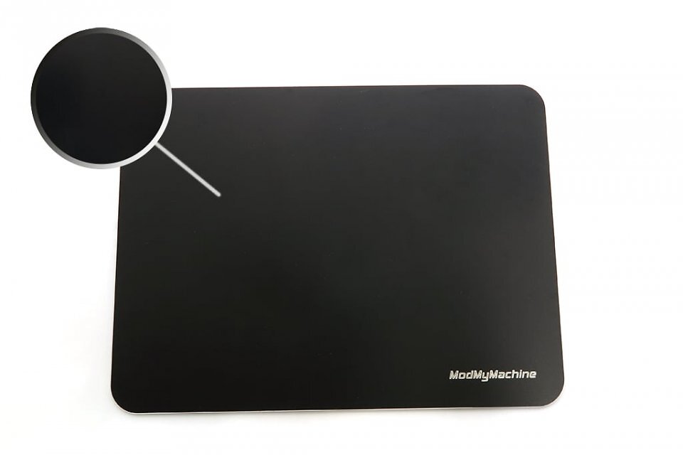 Mod My Machine Slampad: Für geringe Widerstände ist die Oberfläche des aus Aluminium gefertigten Mauspads mit einer eloxierten Schicht versehen.