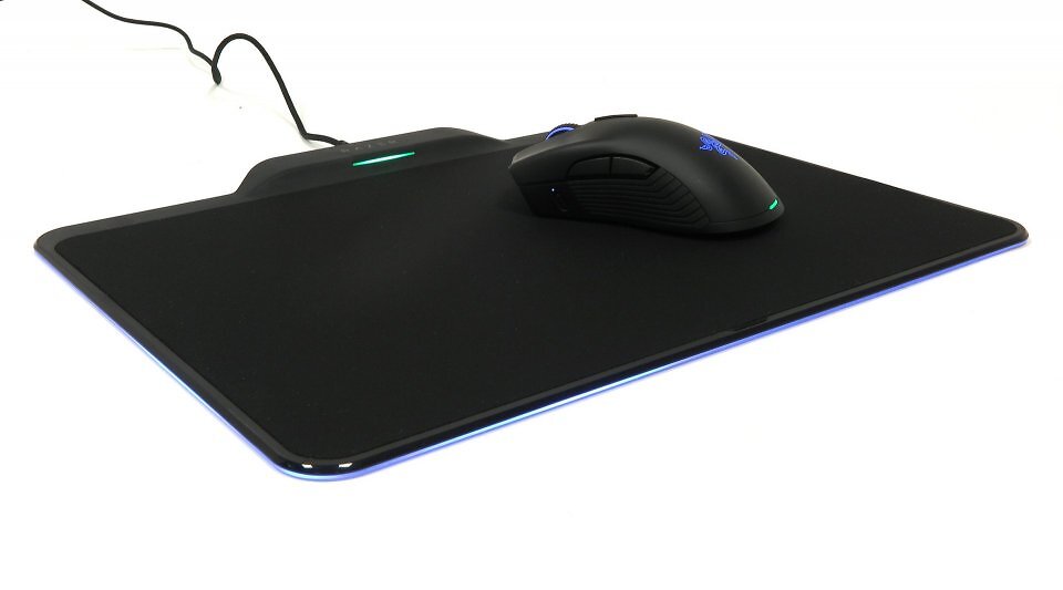 Beim ersten Razer Hyperflux kam die kompatible Mamba Hyperflux ganz ohne Akku oder Batterien aus. Dafür konnte die Gaming-Maus nur auf dem mit zwei verschiedenen Oberflächen bestückten Induktionsladepad drahtlos arbeiten. Das hat sich mit dem Razer Hyperflux V2 geändert.