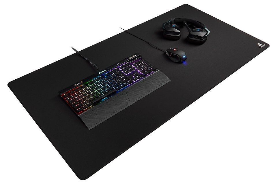 Mehr Mauspad geht nicht! Mit dem 122 cm langen und 61 cm breiten MM500 3XL hatte Corsair vor einigen Jahren das größte Stoff-Mauspad im Angebot. der Nachfolger, das Corsair MM500 V2 schrumpft auf 930 × 300 mm.