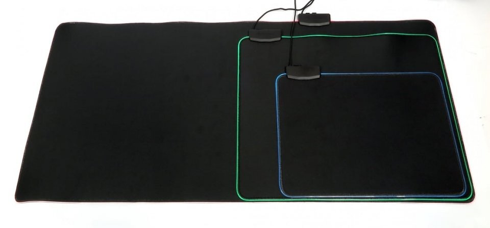 Sharkoon bietet das 1337 RGB V2 in drei Größen an: 360 (<i>360 × 270 mm</i>), 800 (<i>800 × 300 mm</i>) und 900 (<i>900 × 425 mm</i>).