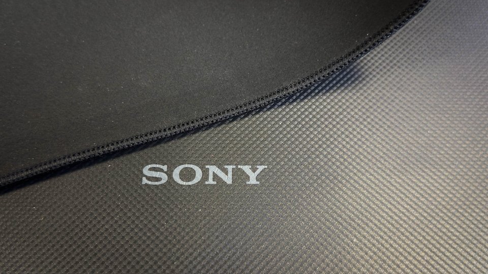 Die Basis der schwarzen Mat-F besteht aus Sim-Flex-Polyurethan. Die optisch auffälligere Mat-D ist mit einer Gummiunterseite bestückt. Rutschfest sind beide Sony-Inzone-Mausunterlagen.