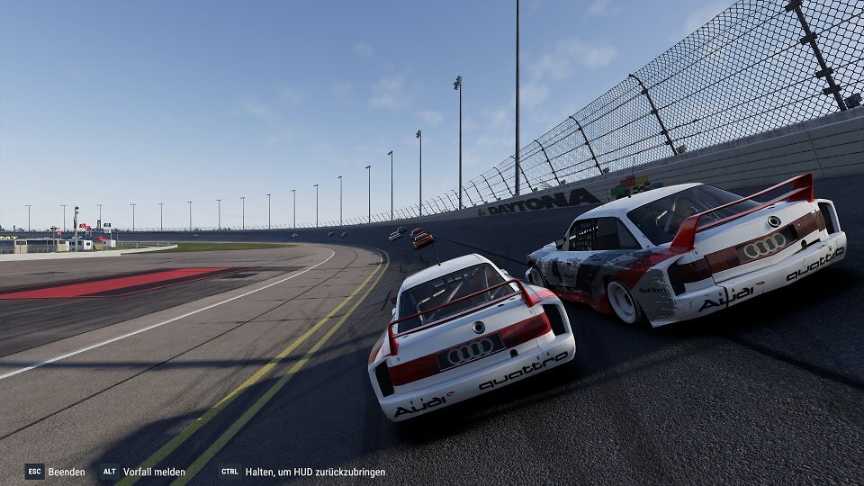 Nicht einmal auf die KI-Teamkollegen ist Verlass: Der nicht direkt für seinen unberechenbaren, rücksichtslosen Fahrstil berühmte Hurley Hailwood (der historisch im Audi 90 Quattro IMSA GTO Nummer 5 1989 die Amerikaner das Fürchten lehrte) hämmert, KI-gesteuert, uns, den nicht immer stets vollbesonnenen und handzahmen Hans Stuck (Audi Nummer 4), aus der Daytona-Steilkurve in die Banderole. So wird das nichts mit dem Ami-V8-Versägen.
