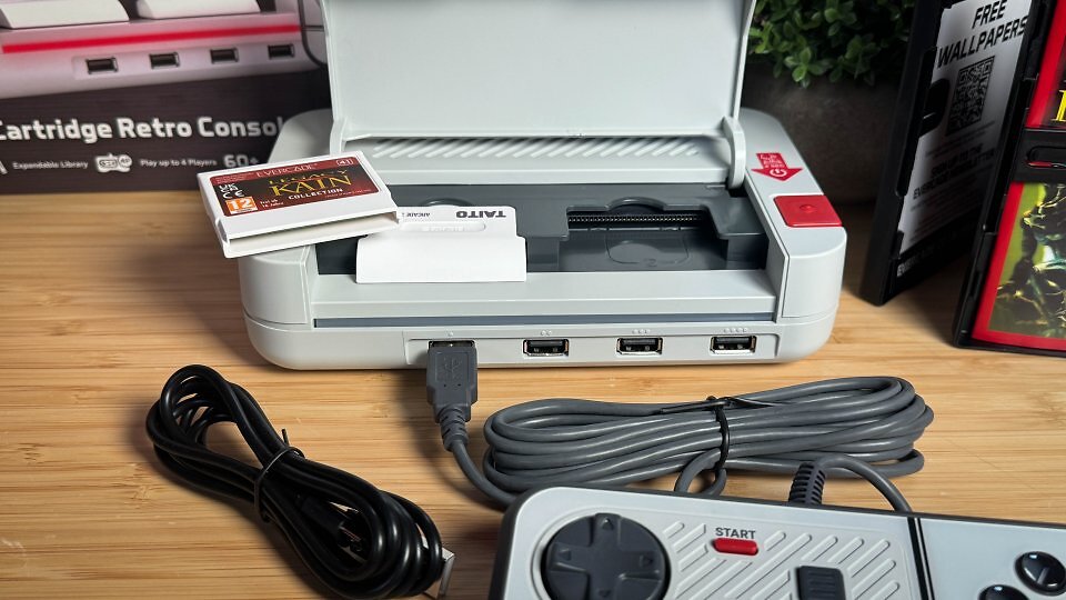Ein besonderes Ausstattungsmerkmal des Evercade VS-R ist der Dual-Cartridge-Slot für das gleichzeitige Spielen von zwei Modulen. Vorher sollten Sie jedoch die Anzeigeneinstellungen optimieren.