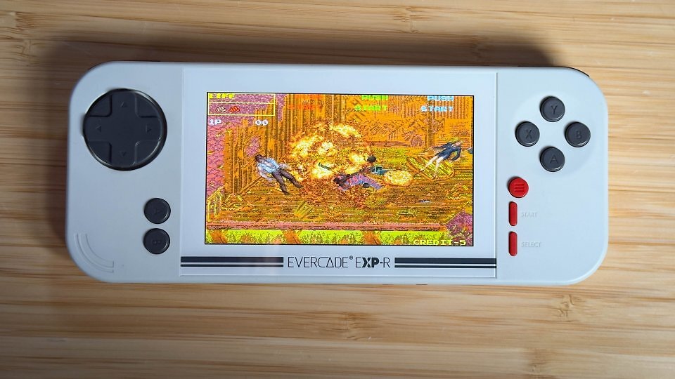 Für die sehenswerte Optik auf dem IPS-Bildschirm mit 800 × 480 Pixeln ist eine Kombination aus 1,5-GHz-Cortex-A7-Quad-Core-CPU, 512 Megabyte RAM und ARM-Mali-450-GPU verantwortlich.