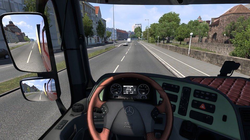 Bei unseren Fahrten mit einem US-Truck (kein Lizenzmodell) und einem Mercedes Actros durch die Innenstadt von Nürnberg reagierte das Lenkrad optimal und präzise. Dazu liefern die Pedale eine gute, aber nicht perfekte Performance ab.