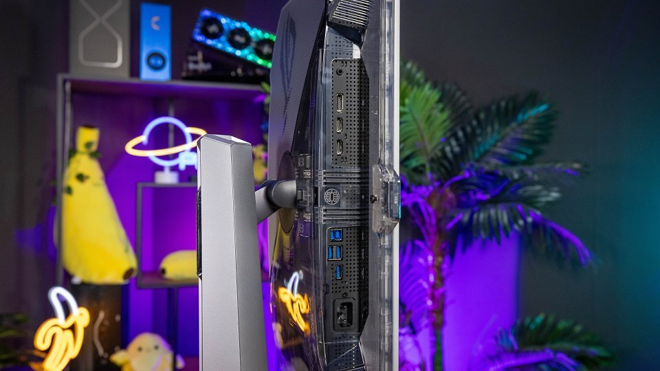 Der Asus ROG Swift OLED PG27AQWP-W kommt mit einer praktischen Pivot-Funktion (um 90° rotierbar, sowohl mit als auch gegen den Uhrzeigersinn). Dies erleichtert nicht nur das Lesen von Dokumenten, sondern auch den Zugang zu den an der Unterseite angebrachten Anschlüssen. Diese sind mit 1× DP2.1a (80 Gbit/s) sowie 2× HDMI 2.1 (48 Gbit/s) plus einem kleinen USB-Hub nicht allzu reichhaltig, aber immerhin modern. Ein USB-C-DP-Altmode oder KVM sucht man allerdings vergeblich. Etwas ärgerlich für diese Preisklasse.