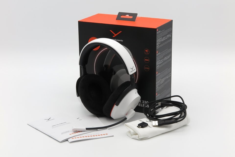 Im Karton zu finden: Headset, Beutel, USB-C-Dongle, USB-C-auf-C-Kabel, USB-C-auf-A-Adapter, Anleitung