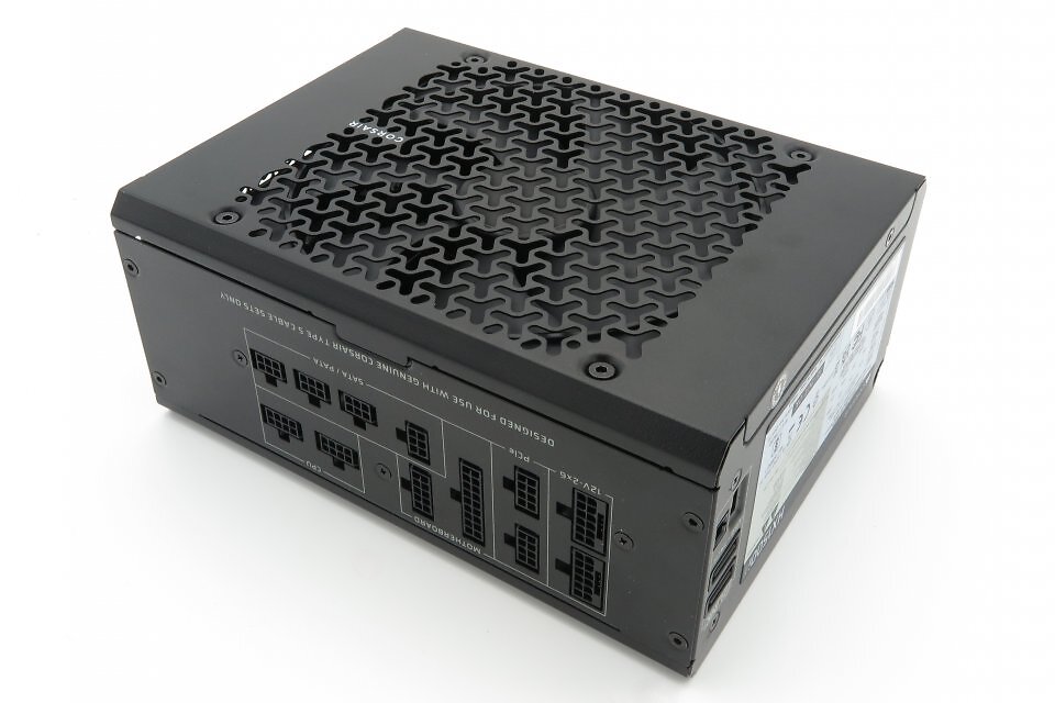 Zu sehen: Corsair HX1500i Shift mit 1.500 Watt (RPS0196, CP-9020269-EU, kein 80 Plus). Getestet in <a href='www.pcgameshardware.de/Netzteil-Hardware-219902/Specials/High-End-Netzteile-ab-1200-bis-1650-Watt-im-Test-Teil-1-1488161/'>Ausgabe 01/2026.</a>