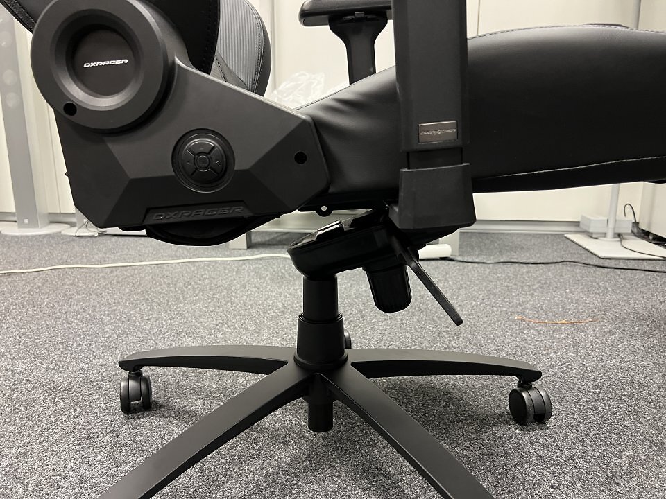 Die Wippmechanik verhindert die volle Punktzahl bei der Ergonomiewertung. Bei seinen Komfortfunktionen könnten aber auch diejenigen schwach werden, die ansonsten eine Synchronmechanik bevorzugen.