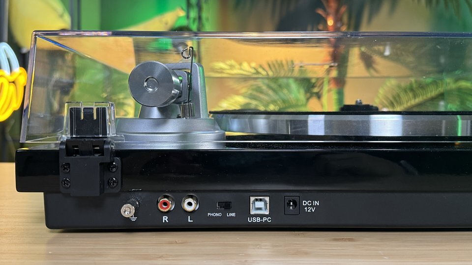 Wie umfangreich die Ausstattung des Lenco LBT-215 ausfällt, zeigt die Rückseite. Zu dem für den analogen Betrieb notwendigen Masseanschluss und den vergoldeten Cinch-Anschlüssen kommen der Umschalter für den Phono-Vorverstärker und der USB-Anschluss zur Digitalisierung des Abtastsignals.