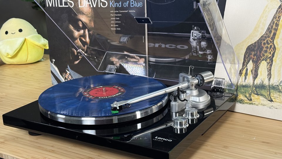 Im Hörtest, unter anderem mit Miles Davis: Kind of Blue, überzeugt das AT-VM95E-Tonabnehmersystem mit einer präsenten Wiedergabe von Höhen, Mitten und Tiefen. Dazu kommt ein gut bis sehr guter Klang mit breiter Bühne.